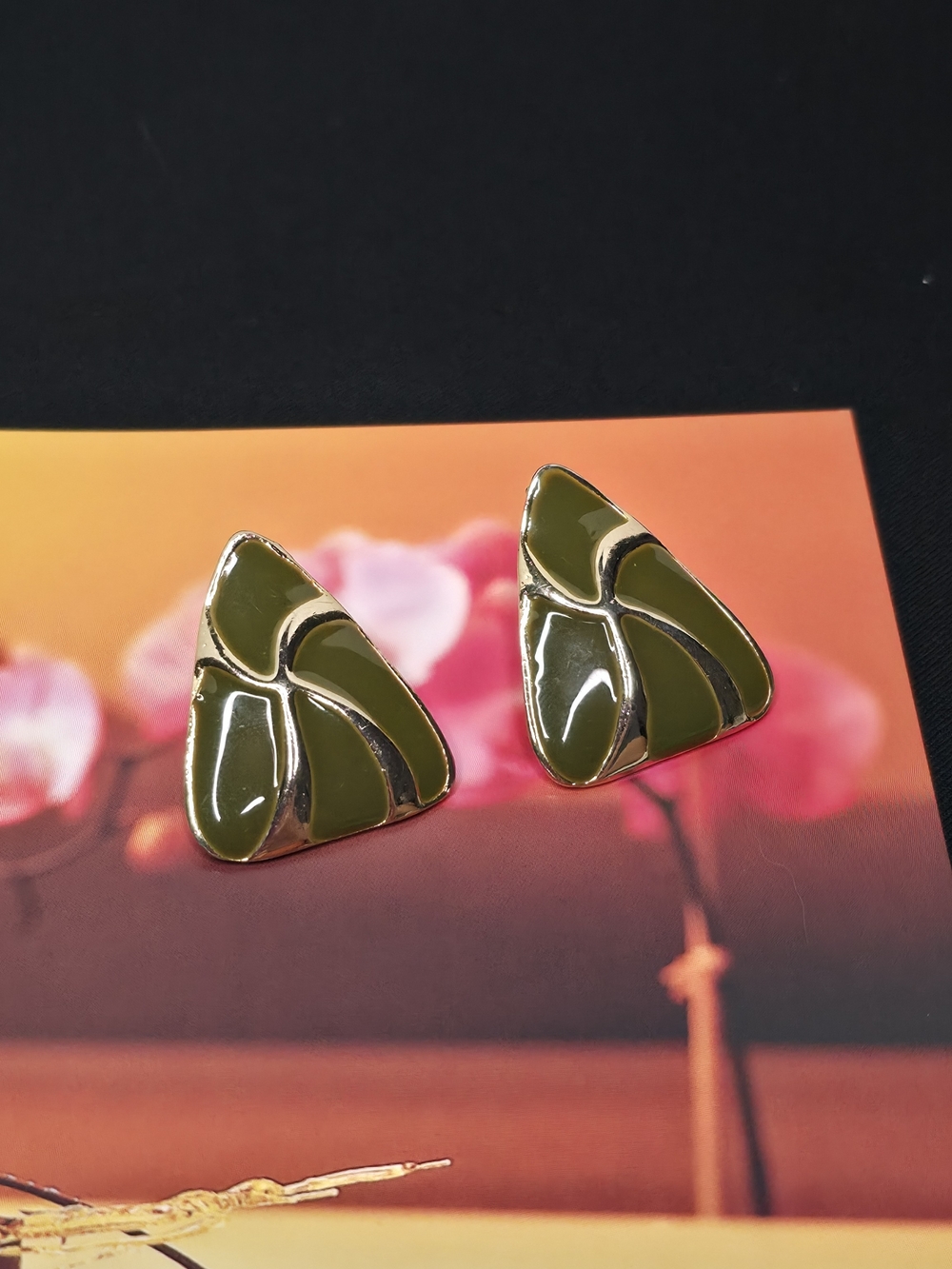 Vintage 80s Art Deco Green Enamel Gold Tone Geometric Triangle Post Earrings - Picture 5 of 6